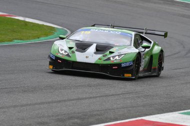 Mugello Circuit, İtalya - 8 Ekim 2021: Lamborghini Huracan GT3 Evo of Team Imperiale Racing drive by Mateo Llarena Rosenthal İtalyan Şampiyonası 'nın Mugello Pisti' ndeki Qualifyng oturumu sırasında.