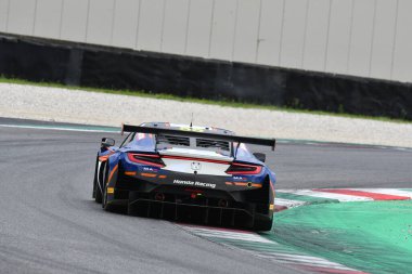 Mugello Pisti, İtalya - 8 Ekim 2021: Guidetti 'nin Nova Yarış Takımı' ndan Honda NSX - De Luca, İtalya Şampiyonası 'nın Mugello Pisti' ndeki Qualifyng oturumu sırasında görev başında.