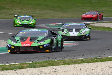 Mugello Pisti, İtalya - 8 Ekim 2021: Lamborghini Huracan GT3 Evo Ghiotto - Frassineti İtalyan Şampiyonası 'nın Mugello Pisti' nde oynanan Qualifyng oturumu sırasında.
