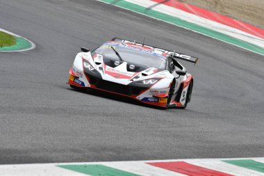 Mugello Pisti, İtalya - 8 Ekim 2021: Lamborghini Huracan GT3 Perolini 'nin LP Racing takımından Evo - Cecotto, İtalya Şampiyonası' nın Mugello Pisti 'nde oynanan ön eleme oturumunda.