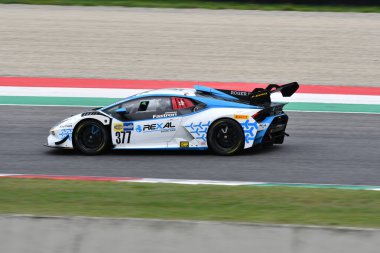 Mugello Pisti, İtalya - 8 Ekim 2021: FFF RACING Ekibi 'nden Lamborghini Huracan Supertrofeo Luciano Privitelio - Donovan Privitelio, İtalya Şampiyonası' nın Mugello Pisti 'nde oynanan Qualifyng oturumu sırasında.