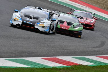 Mugello Pisti, İtalya - 8 Ekim 2021: FFF RACING Ekibi 'nden Lamborghini Huracan Supertrofeo Luciano Privitelio - Donovan Privitelio, İtalya Şampiyonası' nın Mugello Pisti 'nde oynanan Qualifyng oturumu sırasında.