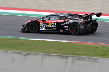 Mugello Pisti, İtalya - 8 Ekim 2021: Lorenzo Pegoraro 'nun BEST LAP sürücüsü Lamborghini Huracan Supertrofeo - Massimiliano Mugelli, İtalya Şampiyonası' nın Mugello Pisti 'ndeki Qualifyng oturumu sırasında görev başında.