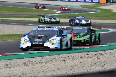Mugello Pisti, İtalya - 8 Ekim 2021: FFF RACING Ekibi 'nden Lamborghini Huracan Supertrofeo Luciano Privitelio - Donovan Privitelio, İtalya Şampiyonası' nın Mugello Pisti 'nde oynanan Qualifyng oturumu sırasında.