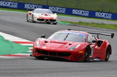 Mugello Pisti, İtalya - 8 Ekim 2021: Ferrari 488 GT3 AF Corse takımının Evo 'su Delacour - Sbirazzuoli İtalya Şampiyonası' nın GT oturumu sırasında Mugello Pisti 'nde.