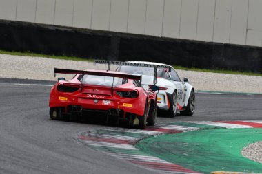 Mugello Circuit, İtalya 8 Ekim 2021: Ferrari 488 GT3 AF Corse takımından Evo Delacour - Sbirazzuoli İtalya Şampiyonası 'nın GT oturumu sırasında Mugello Pisti' nde.