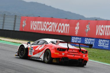 Mugello Pisti, İtalya 8 Ekim 2021: Ferrari 488 GT3 Earle - Schir takımından Evo İtalya Şampiyonası 'nın GT oturumu sırasında Mugello Pisti' nde.