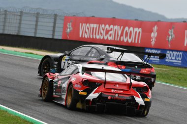 Mugello Pisti, İtalya 8 Ekim 2021: Ferrari 488 GT3 Team RS Racing Drive by Di Amato - Naussbaumer İtalyan Şampiyonası 'nın GT oturumu sırasında Mugello Pisti' nde.
