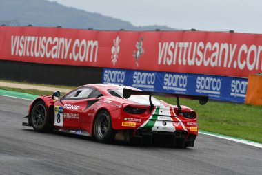 Mugello Pisti, İtalya 8 Ekim 2021: Ferrari 488 GT3 Corse takımından Evo Schreiner - Hudspeth İtalyan Şampiyonası 'nın GT oturumu sırasında Mugello Pisti' nde.
