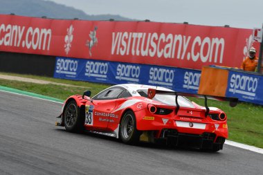 Mugello Pisti, İtalya 8 Ekim 2021: Ferrari 488 GT3 Kessel Yarış Takımından Evo Cuhadaroğlu - Fumanelli İtalya Şampiyonası 'nın GT oturumu sırasında Mugello Pisti' nde.
