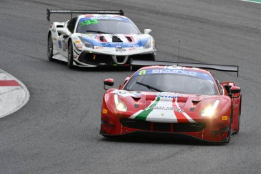Mugello Pisti, İtalya 8 Ekim 2021: Ferrari 488 GT3 Corse takımından Evo Schreiner - Hudspeth İtalyan Şampiyonası 'nın GT oturumu sırasında Mugello Pisti' nde.