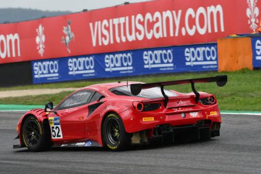 Mugello Circuit, İtalya 8 Ekim 2021: Ferrari 488 GT3 AF Corse takımından Evo Delacour - Sbirazzuoli İtalya Şampiyonası 'nın GT oturumu sırasında Mugello Pisti' nde.