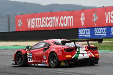 Mugello Pisti, İtalya - 8 Ekim 2021: Ferrari 488 GT3 Takım AF Corse sürücüsü Mann - Cressoni İtalya Şampiyonası 'nın GT oturumu sırasında Mugello Pisti' nde.