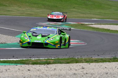 Mugello Pisti, İtalya - 8 Ekim 2021: Lamborghini Huracan GT3 VSR sürücüsü Iacone - İtalyan Şampiyonası 'nın GT oturumu sırasında Tempesta.