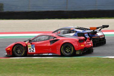 Mugello Pisti, İtalya - 8 Ekim 2021: Ferrari 488 GT3 AF Corse takımının Evo 'su Delacour - Sbirazzuoli İtalya Şampiyonası' nın GT oturumu sırasında Mugello Pisti 'nde.