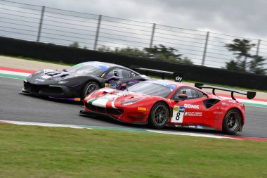 Mugello Pisti, İtalya - 8 Ekim 2021: Ferrari 488 GT3 Corse takımından Evo Schreiner - Hudspeth İtalyan Şampiyonası 'nın GT oturumu sırasında Mugello Pisti' nde.