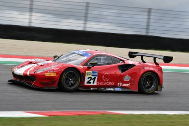 Mugello Pisti, İtalya - 8 Ekim 2021: Ferrari 488 GT3 Takım AF Corse sürücüsü Mann - Cressoni İtalya Şampiyonası 'nın GT oturumu sırasında Mugello Pisti' nde.