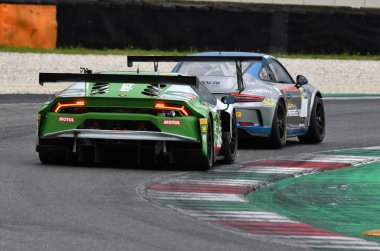 Mugello Pisti, İtalya - 8 Ekim 2021: Lamborghini Huracan GT3 Imperiale Yarış Takımı sürücüsü Mateo Llarena Rosenthal İtalya Şampiyonası 'nın Mugello Pisti' ndeki GT oturumunda.