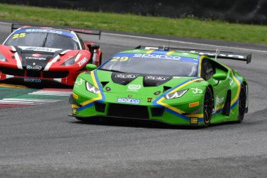 Mugello Pisti, İtalya - 8 Ekim 2021: Lamborghini Huracan GT3 VSR sürücüsü Iacone - İtalyan Şampiyonası 'nın GT oturumu sırasında Tempesta.