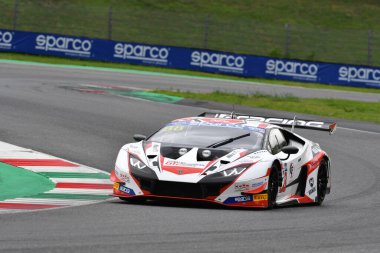 Mugello Pisti, İtalya - 8 Ekim 2021: Lamborghini Huracan GT3 Perolini 'nin LP Racing takımından Evo - Cecotto İtalya Şampiyonası' nın GT oturumu sırasında Mugello Pisti 'nde.