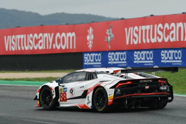 Mugello Pisti, İtalya - 8 Ekim 2021: Lamborghini Huracan GT3 Perolini 'nin LP Racing takımından Evo - Cecotto İtalya Şampiyonası' nın GT oturumu sırasında Mugello Pisti 'nde.