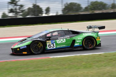 Mugello Pisti, İtalya - 8 Ekim 2021: Lamborghini Huracan GT3 Evo Ghiotto - Frassineti takımı İtalya Şampiyonası 'nın Mugello Pisti' nde oynanan ön eleme oturumunda.