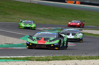 Mugello Pisti, İtalya - 8 Ekim 2021: Lamborghini Huracan GT3 Evo Ghiotto - Frassineti takımı İtalya Şampiyonası 'nın Mugello Pisti' nde oynanan ön eleme oturumunda.