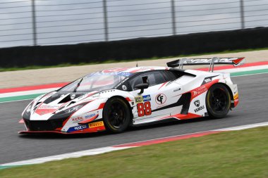 Mugello Pisti, İtalya - 8 Ekim 2021: Lamborghini Huracan GT3 Perolini 'nin LP Racing takımından Evo - Cecotto İtalya Şampiyonası' nın GT oturumu sırasında Mugello Pisti 'nde.