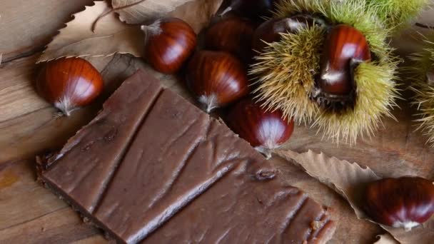 Closeup Chestnut Cake Freshly Picked Chestnuts Hedgehogs Chestnut Leaves October — Stock Video