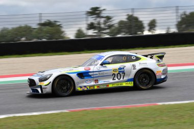 Mugello Pisti, İtalya - 8 Ekim 2021: Di Fabio-Magnoni tarafından sürülen NovaRace Motorsport takımından Mercedes AMG GT4.