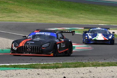 Mugello Pisti, İtalya - 8 Ekim 2021: AKM Motorsport takımından Mercedes AMG GT3 Segu - Baruch İtalyan Şampiyonası 'nın ön eleme oturumu sırasında.