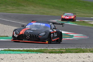 Mugello Pisti, İtalya - 8 Ekim 2021: AKM Motorsport takımından Mercedes AMG GT3 Segu - Baruch İtalyan Şampiyonası 'nın ön eleme oturumu sırasında.