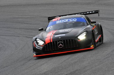 Mugello Pisti, İtalya - 8 Ekim 2021: AKM Motorsport takımından Mercedes AMG GT3 Segu - Baruch İtalyan Şampiyonası 'nın ön eleme oturumu sırasında.