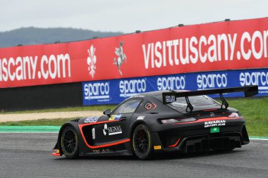Mugello Pisti, İtalya - 8 Ekim 2021: AKM Motorsport takımından Mercedes AMG GT3 Segu - Baruch İtalyan Şampiyonası 'nın ön eleme oturumu sırasında.
