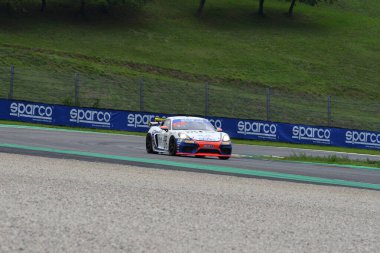 Mugello Pisti, İtalya - 8 Ekim 2021: Porsche 718 Cayman GT4 Cerati - Ghezzi tarafından sürülen Autorlando Sport takımı GT