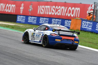 Mugello Pisti, İtalya - 8 Ekim 2021: Porsche 718 Cayman GT4 Cerati - Ghezzi tarafından sürülen Autorlando Sport takımı GT