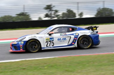 Mugello Pisti, İtalya - 8 Ekim 2021: Porsche 718 Cayman GT4 Cerati - Ghezzi tarafından sürülen Autorlando Sport takımı GT