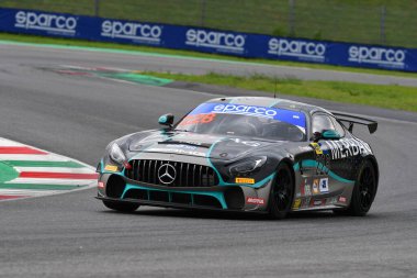 Mugello Pisti, İtalya - 8 Ekim 2021: İtalyan Şampiyonası 'nın Qualifyng oturumu sırasında Ferri - Bettera tarafından sürülen NovaRace Motorsport takımından Mercedes AMG GT4