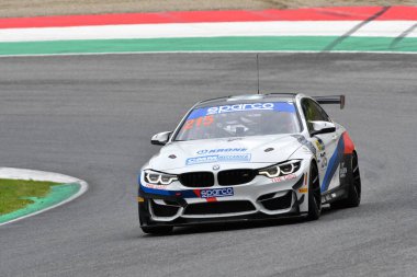 Mugello Pisti, İtalya - 8 Ekim 2021: Ceccato Motor Takımı 'ndan BMW M4 GT4 Neri - Faşcicolo İtalya Şampiyonası' nın GT oturumu sırasında Mugello Pisti 'nde.