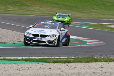 Mugello Pisti, İtalya - 8 Ekim 2021: Ceccato Motor Takımı 'ndan BMW M4 GT4 Neri - Faşcicolo İtalya Şampiyonası' nın GT oturumu sırasında Mugello Pisti 'nde.