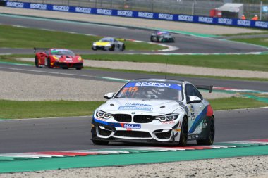 Mugello Pisti, İtalya - 8 Ekim 2021: Ceccato Motor Takımı 'ndan BMW M4 GT4 Neri - Faşcicolo İtalya Şampiyonası' nın GT oturumu sırasında Mugello Pisti 'nde.