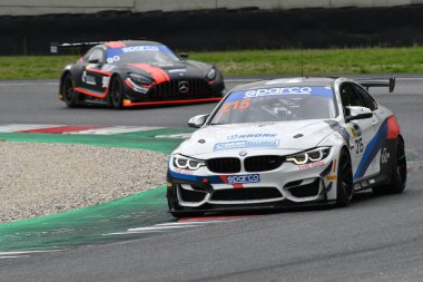 Mugello Pisti, İtalya - 8 Ekim 2021: Ceccato Motor Takımı 'ndan BMW M4 GT4 Neri - Faşcicolo İtalya Şampiyonası' nın GT oturumu sırasında Mugello Pisti 'nde.