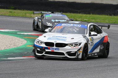 Mugello Pisti, İtalya - 8 Ekim 2021: Ceccato Motor Takımı 'ndan BMW M4 GT4 Neri - Faşcicolo İtalya Şampiyonası' nın GT oturumu sırasında Mugello Pisti 'nde.
