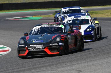 Mugello Pisti, İtalya - 23 Eylül 2021: Porsche 718 Cayman GT4, Porsche Sports Cup Suisse etkinliği sırasında Mugello Pisti 'nde faaliyette. İtalya.