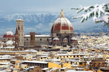 Floransa 'daki ünlü Santa Maria del Fiore Katedrali. Kubbe aralık ayında karla kaplı. Noel ağacının yanındaki Piazzale Michelangelo 'nun manzarası. İtalya