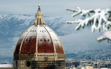 Floransa 'daki Santa Maria del Fiore Katedrali' nin kubbesi aralık ayında karla kaplıydı. Noel ağacının yanındaki Piazzale Michelangelo 'nun manzarası. İtalya