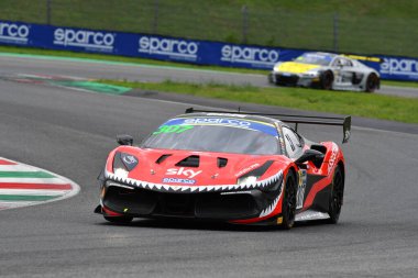 Mugello Pisti, İtalya - 8 Ekim 2021: Ferrari 488 Challenge Evo KESSEL MOTORSPORT sürücüsü Fons Scheltema İtalya Şampiyonası 'nın ön eleme oturumu sırasında GT