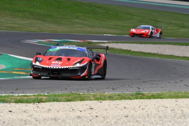 Mugello Pisti, İtalya - 8 Ekim 2021: Ferrari 488 Challenge Evo KESSEL MOTORSPORT sürücüsü Fons Scheltema İtalya Şampiyonası 'nın ön eleme oturumu sırasında GT