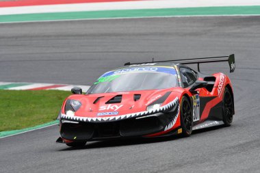 Mugello Pisti, İtalya - 8 Ekim 2021: Ferrari 488 Challenge Evo KESSEL MOTORSPORT sürücüsü Fons Scheltema İtalya Şampiyonası 'nın ön eleme oturumu sırasında GT