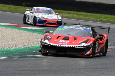 Mugello Pisti, İtalya - 8 Ekim 2021: Ferrari 488 Challenge Evo KESSEL MOTORSPORT sürücüsü Fons Scheltema İtalya Şampiyonası 'nın ön eleme oturumu sırasında GT